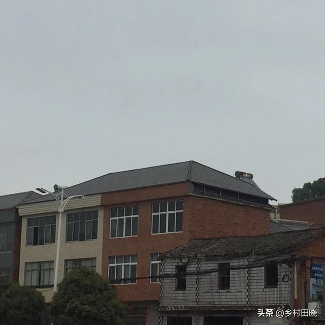 農(nóng)村自建房坡屋頂，用琉璃瓦還是樹脂瓦？看看內(nèi)行人的經(jīng)驗分享