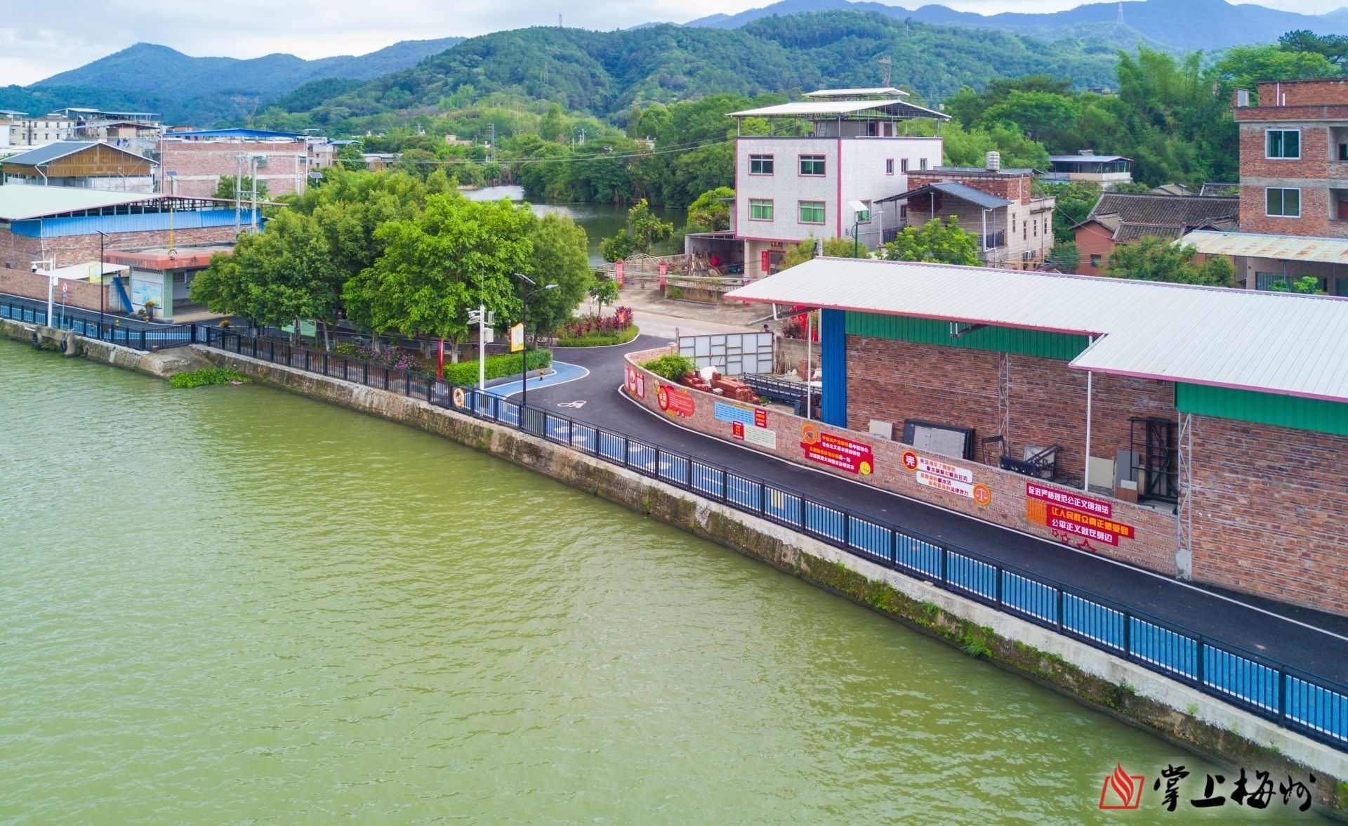 ↑長沙圩鎮(zhèn)碧道鋪設了瀝青并劃分跑道和自行車道，“顏值”再獲提升。（林翔 攝）